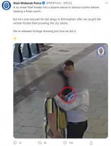 女性の腕を掴んで腕時計を確認するアブデルハディ（画像は『West Midlands Police　2021年9月3日付Twitter「A sly street thief breaks into a bizarre dance to distract victims before stealing a Rolex watch.」』のスクリーンショット）