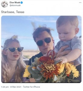 イーロンがエックス君の生後10か月の時に公開した家族ショット（画像は『Elon Musk　2021年3月8日付Twitter「Starbase, Texas」』のスクリーンショット）