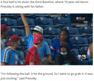 ファールボールを手にしたアーロン君は大興奮（画像は『WBFF　2021年9月18日付「10-year-old Phillies fan gives foul ball to crying girl, video goes viral」』のスクリーンショット）