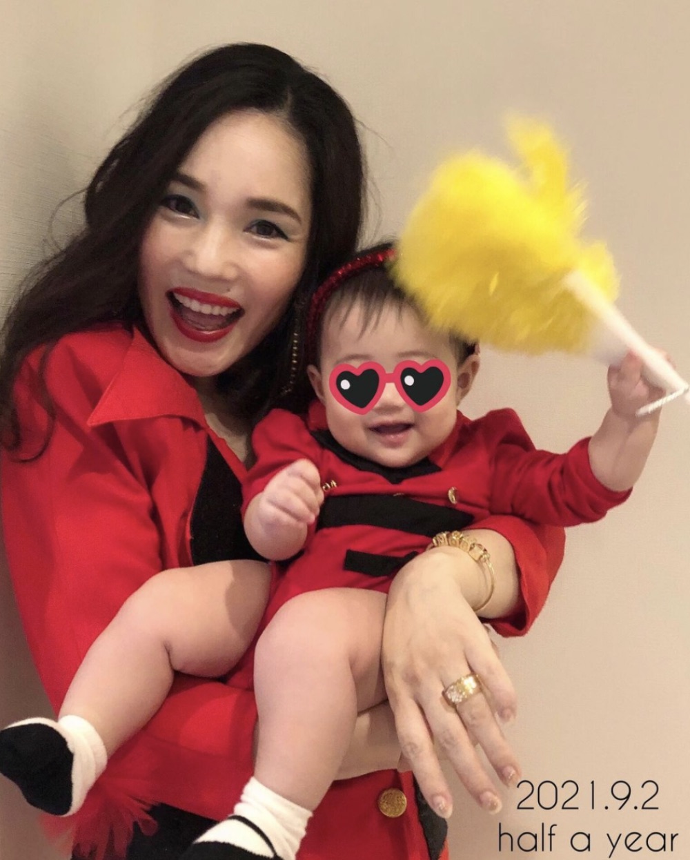 生後6か月になった愛娘と平野ノラ（画像は『平野ノラ Nora Hirano　2021年9月3日付Instagram「バブリーハーフバースディ」』のスクリーンショット）