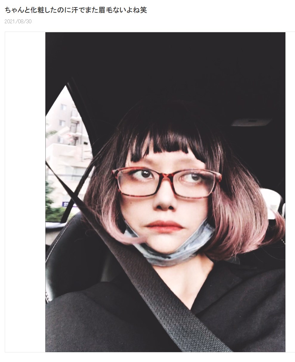 広田レオナ「ヒロムくんの運転なのでマスク外してます」（画像は『広田レオナ　2021年8月30日付オフィシャルブログ「ちゃんと化粧したのに汗でまた眉毛ないよね笑」』のスクリーンショット）