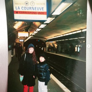 広田レオナと当時小学生の息子、フランス・パリのメトロにて（画像は『広田レオナ　2017年12月13日付Instagram「お日様が出ている日中は暖かいですけど寒いですね」』のスクリーンショット）