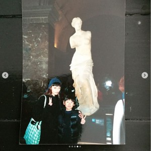ミロのヴィーナスと記念写真に収まる広田レオナと当時小学生の息子（画像は『広田レオナ　2017年12月13日付Instagram「お日様が出ている日中は暖かいですけど寒いですね」』のスクリーンショット）