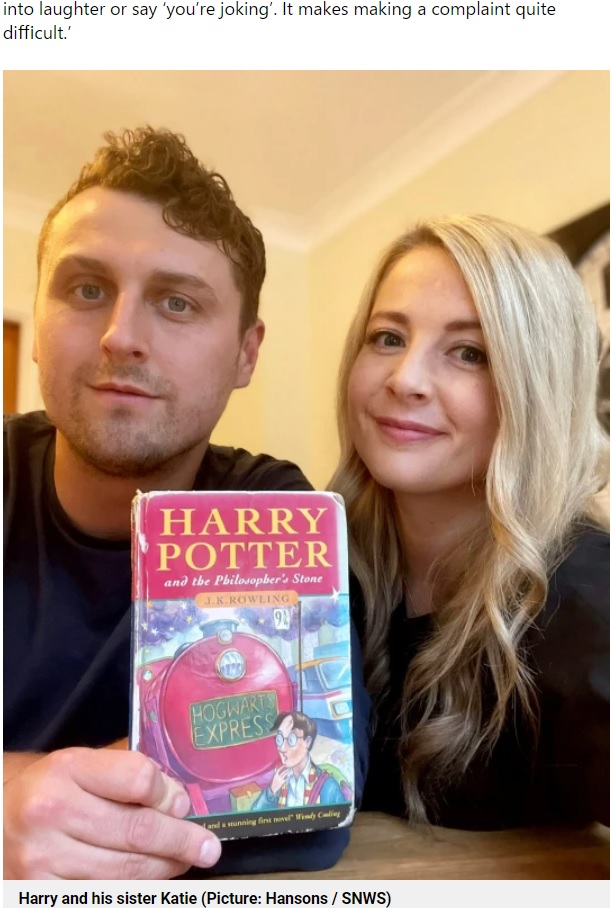 姉と一緒に『ハリー・ポッター』に夢中に（画像は『Metro　2021年9月20日付「Man named Harry Potter to sell rare first edition Harry Potter book worth up to ￡30,000」（Picture: Hansons / SNWS）』のスクリーンショット）