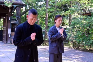 氷川神社で参拝する中村勘九郎と中村七之助