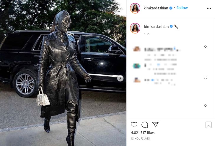 「バレンシアガ」による全身黒のレザーで決めたキム（画像は『Kim Kardashian West　2021年9月11日付Instagram』のスクリーンショット）