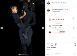 カニエのイベントで同様の衣装を着ていたキム（画像は『Kim Kardashian West　2021年8月7日付Instagram「＃DONDA ＃BALENCIAGA」』のスクリーンショット）