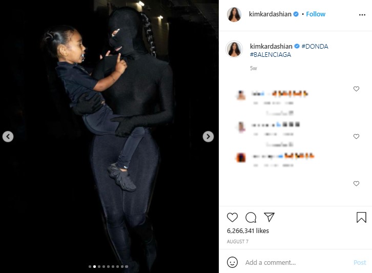 カニエのイベントで同様の衣装を着ていたキム（画像は『Kim Kardashian West　2021年8月7日付Instagram「＃DONDA ＃BALENCIAGA」』のスクリーンショット）