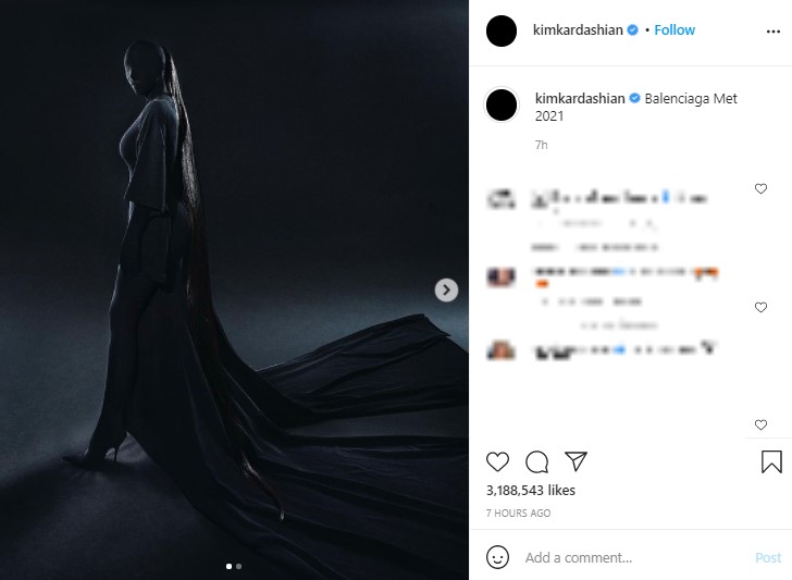 「バレンシアガ」による全身黒の衣装に身を包んだキム（画像は『Kim Kardashian West　2021年9月13日付Instagram「Balenciaga Met 2021」』のスクリーンショット）