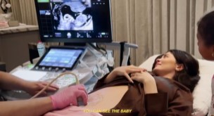 カイリーの超音波検査の画面を見るストーミーちゃん（画像は『Kylie　2021年9月7日付Instagram「＠travisscott」』のスクリーンショット）