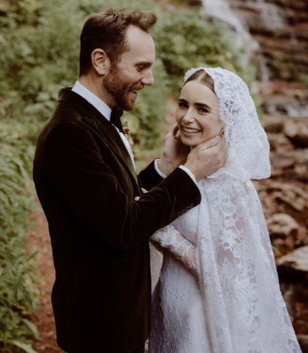 チャーリー・マクダウェルとの結婚を報告したリリー・コリンズ（画像は『Lily Collins　2021年9月8日付Instagram「Never been happier…」』のスクリーンショット）