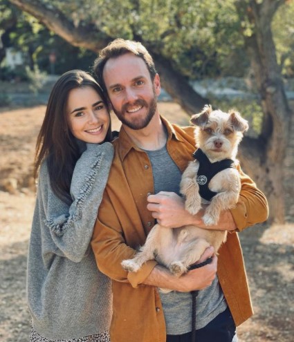 施設から引き取った愛犬とともに暮らしているリリーとチャーリー（画像は『Lily Collins　2020年11月26日付Instagram「Beyond grateful for these two.」』のスクリーンショット）
