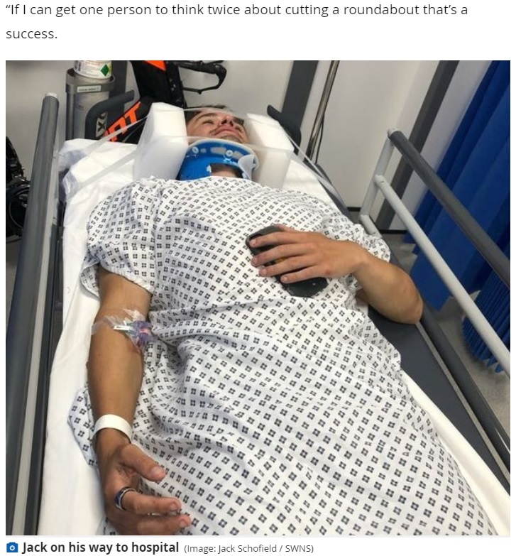幸いにも首の骨折を免れたジャックさん（画像は『Leicester Mercury　2021年9月20日付「Horrifying dashcam images show cyclist being sent flying into the air by car in head-on crash」（Image: Jack Schofield / SWNS）』のスクリーンショット）