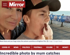 サンセットを楽しんでいたカシアさんとヒューゴ君（画像は『The　Mirror　2021年9月24日付「Incredible photo by mum catches moment seagull divebombs son, 11, as he enjoys ice cream」（Image: Triangle News）』のスクリーンショット）