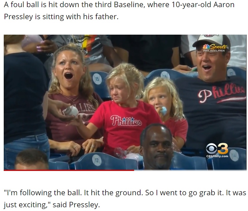 アーロン君の行動にエマちゃんの両親も驚く（画像は『WBFF　2021年9月18日付「10-year-old Phillies fan gives foul ball to crying girl, video goes viral」』のスクリーンショット）