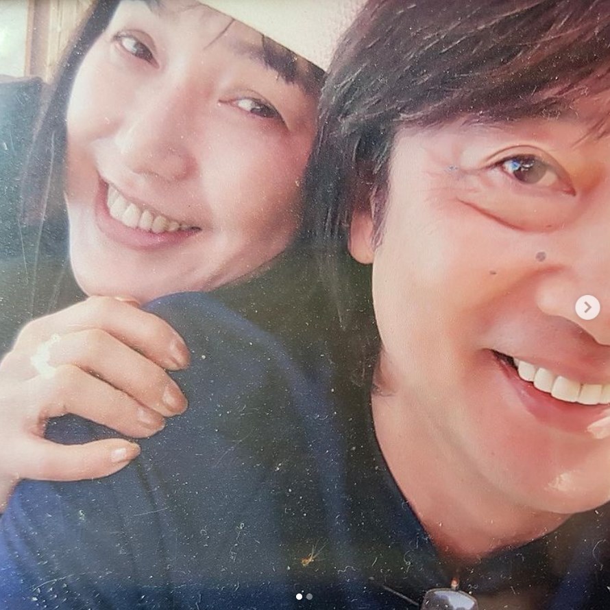 桃井かおりが結婚記念日に投稿した若かりし頃の1枚（画像は『桃井かおり　2020年6月4日付Instagram「結婚記念日。35年ぶりに再会」』のスクリーンショット）