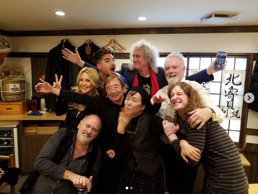 クイーンのブライアン・メイらツアーメンバーと桃井かおり（画像は『Kaori Momoi 桃井かおり　2020年2月2日付Instagram「あの…Queen と東京―京都―大阪―名古屋、過ごしました。」』のスクリーンショット）