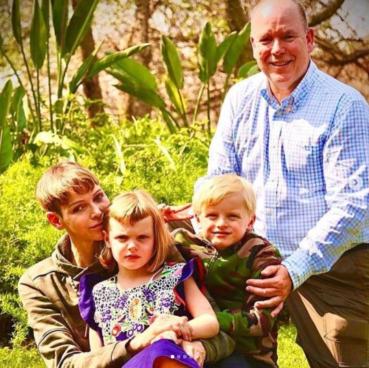 シャルレーヌ妃と再会したアルベール大公と双子の子供達（画像は『HSH Princess Charlene　2021年8月25日付Instagram「I am so thrilled to have my family back with me」』のスクリーンショット）