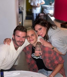 ロメオに寄り添う両親のデヴィッド＆ヴィクトリア（画像は『Victoria Beckham　2021年9月1日付Instagram「Happy birthday ＠romeobeckham!」』のスクリーンショット）