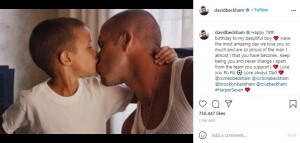 幼い頃のロメオとキスするデヴィッド（画像は『David Beckham　2021年9月1日付Instagram「Happy 19th birthday to my beautiful boy」』のスクリーンショット）