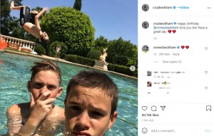 クルスが公開した、友人とプールで遊ぶロメオ（画像は『CRUZ　2021年9月1日付Instagram「Happy birthday ＠romeobeckham love you bro have a great day」』のスクリーンショット）