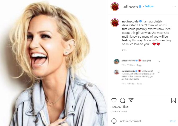 明るく笑うサラの写真で追悼したネイディーン・コイル（画像は『Nadine Coyle　2021年9月5日付Instagram「I am absolutely devastated!!」』のスクリーンショット）