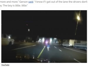 車が行き交う大通りの真ん中を走っていた2歳児（画像は『InspireMore.com　2021年9月15日付「Delivery Driver Dashes Into Oncoming Traffic To Save Runaway Toddler.」（YouTube）』のスクリーンショット）
