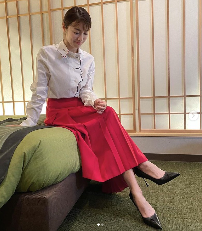 内山理名『突然ですが占ってもいいですか？』の衣装（画像は『内山理名 Rina Uchiyama　2021年7月22日付Instagram「生年月日一緒の　＠nana_katase 那奈と初めて一緒に占ってもらいました。」』のスクリーンショット）