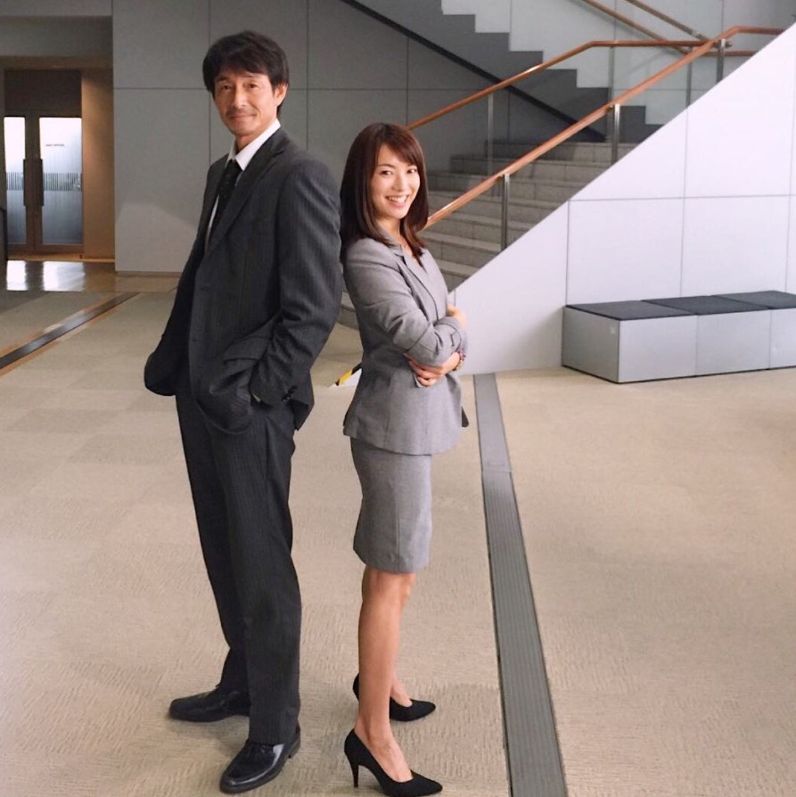 ドラマで共演した吉田栄作と内山理名（画像は『内山理名 Rina Uchiyama　2017年10月9日付Instagram「『確証』」』のスクリーンショット）