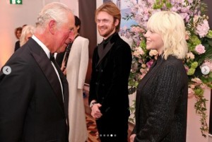ビリー・アイリッシュと談話するチャールズ皇太子（画像は『Clarence House　2021年9月28日付Instagram「The Prince of Wales and The Duchess of Cornwall,」』のスクリーンショット）
