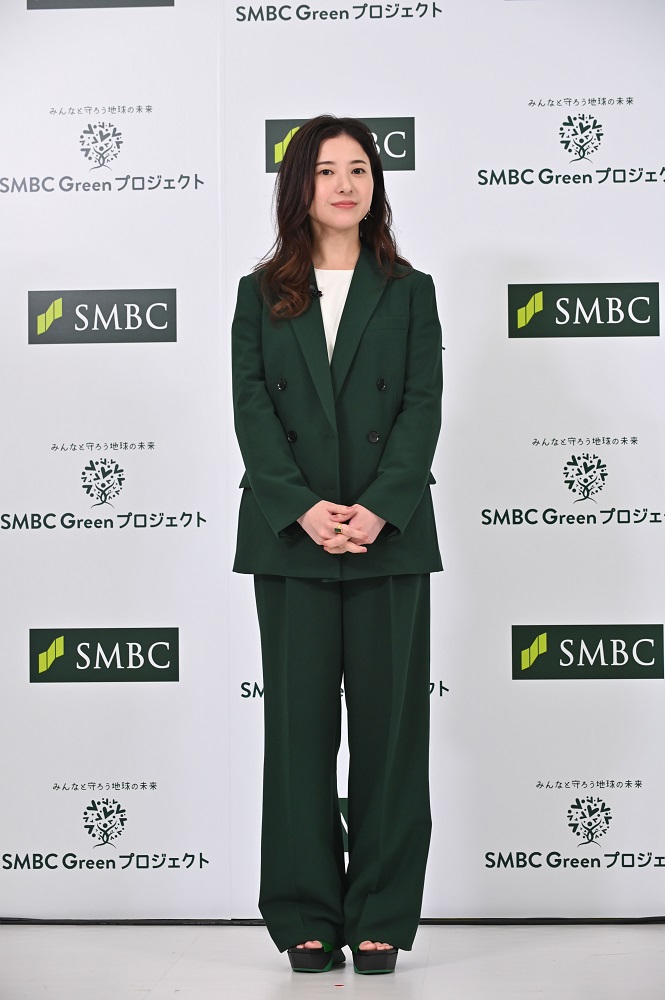 SMBCカラーのスーツで登場した吉高由里子
