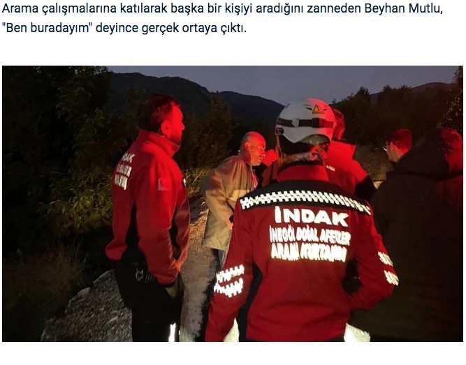 捜索隊の中になぜか行方不明だった本人が！（画像は『NTV HABER　2021年9月28日付「Bursa’da ilginç olay: Kayıp olduğu sanılan kişi kendisini arama çalışmasına katıldı」』のスクリーンショット）