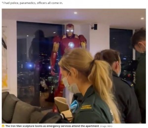 男性にフィギュアを飾る場所を変えるように話した警察官たち（画像は『Manchester Evening News　2021年10月20日付「Homeowner stunned as life-sized Iron Man model sparks major emergency services response」（Image: MEN）』のスクリーンショット）