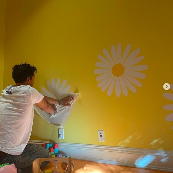 オーランド、愛娘の部屋をビタミンカラー＆デイジーのキュートなデザインに（画像は『Orlando Bloom　2021年10月24日付Instagram』のスクリーンショット）