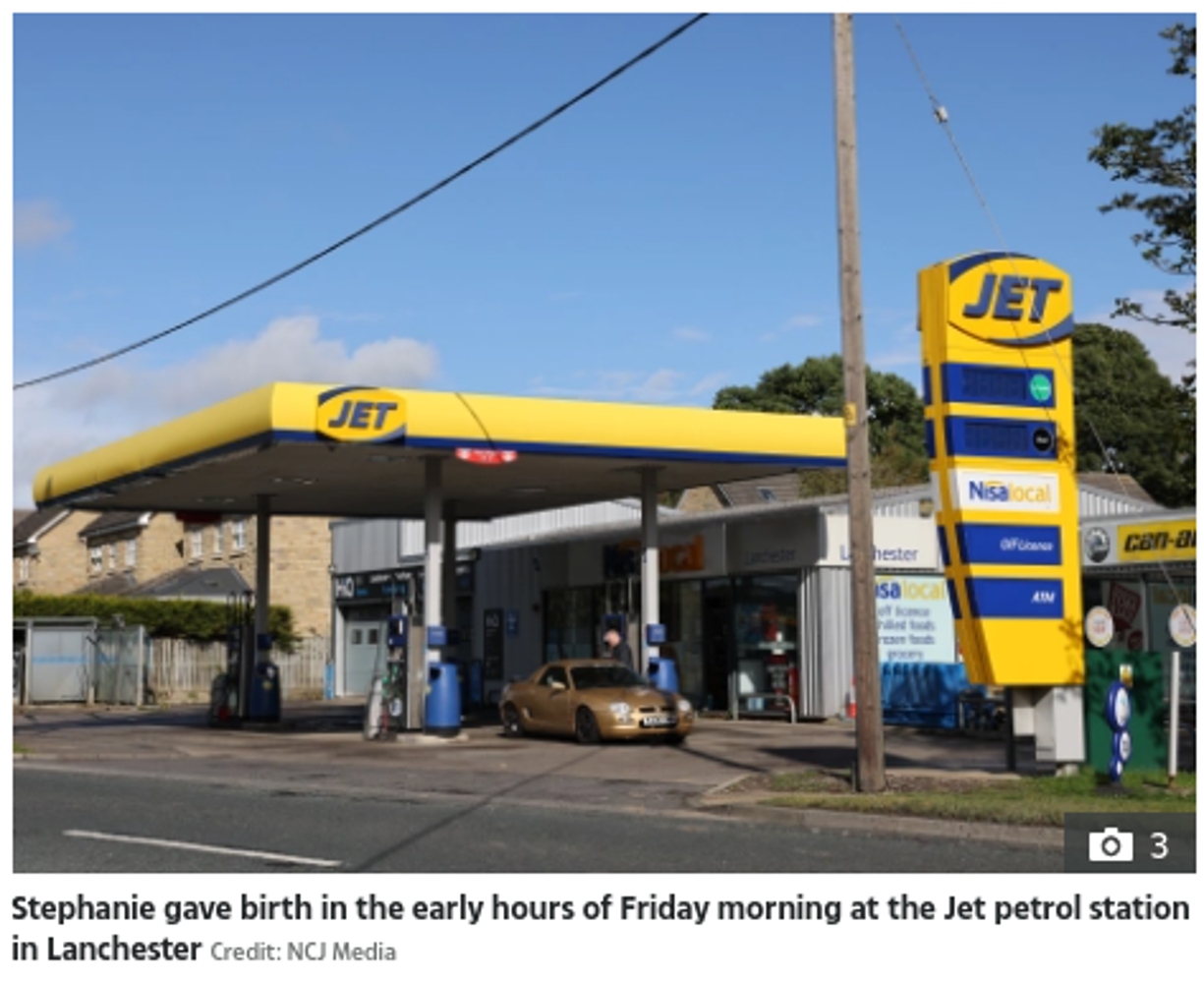 ステファニーさんが出産したガソリンスタンド（画像は『The Sun　2021年10月4日付「SSURPRISE DELIVERY Mum, 29, gives birth at petrol forecourt ‘in seconds’ after rushing to hospital amid fuel chaos」（Credit: NCJ Media）』のスクリーンショット） 