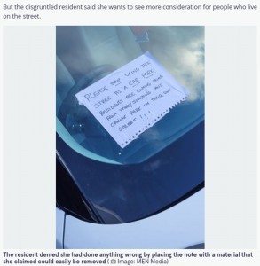 車に残されたメモ（画像は『The Mirror　2021年10月5日付「Woman who ‘glued’ note on Range Rover parked outside her home ‘makes no apologies’」（Image: MEN）』のスクリーンショット）