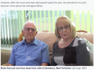 実は1時間ほどで行ける場所に住んでいたブライアンさんとジュリーさん（画像は『The Mirror　2021年10月25日付「Woman reunited with long-lost dad after 58 years - and he lives just 1 hour away」（Image: BBC）』のスクリーンショット）