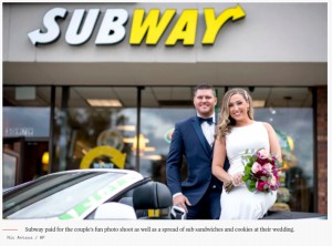 サブウェイのサンドイッチを愛してやまないザックさんとジュリーさん（画像は『TODAY　2021年10月26日付「Couple who met at Subway return to chain for epic wedding photo shoot」（Nic Antaya / AP）』のスクリーンショット） 