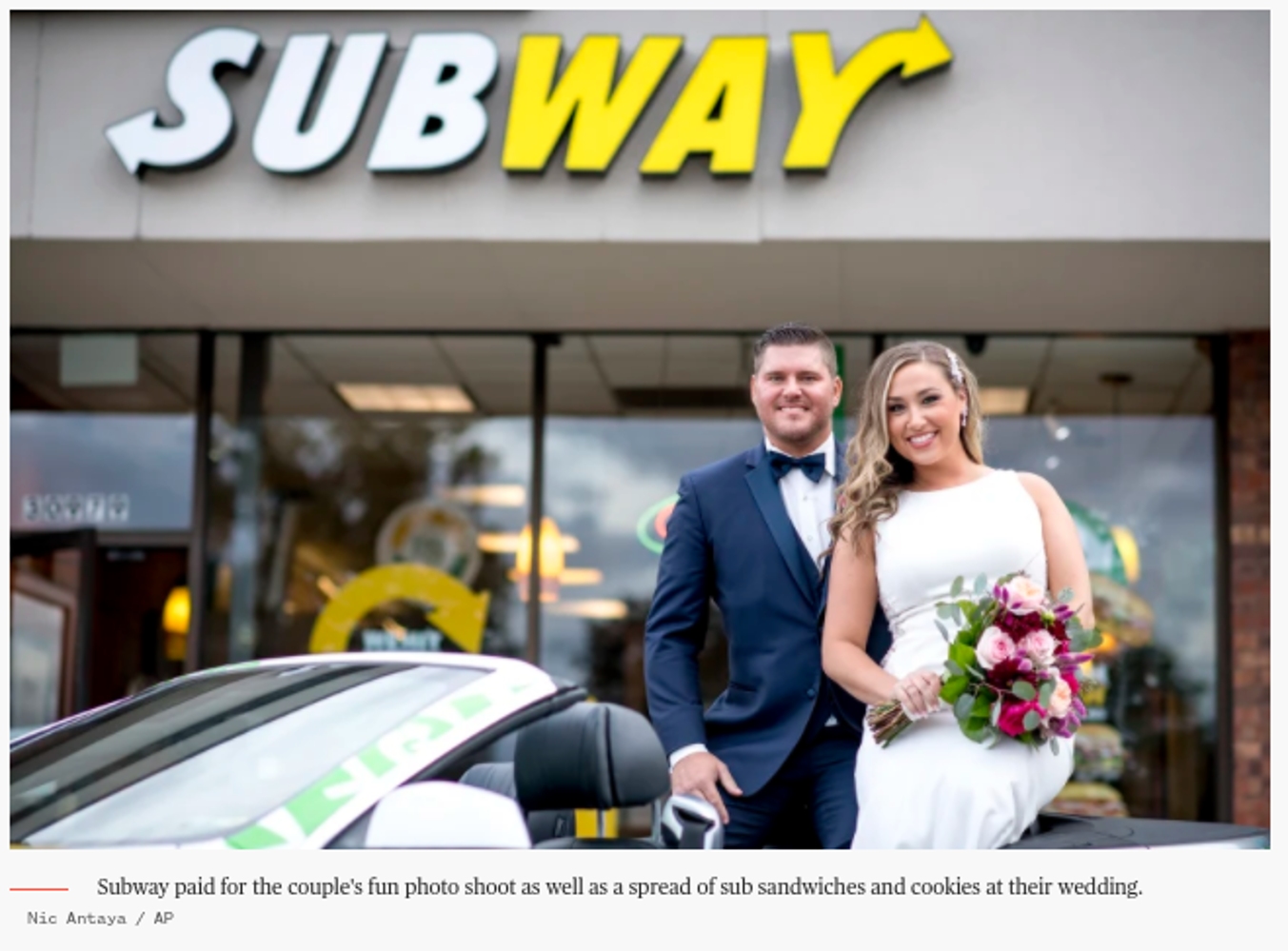 サブウェイのサンドイッチを愛してやまないザックさんとジュリーさん（画像は『TODAY　2021年10月26日付「Couple who met at Subway return to chain for epic wedding photo shoot」（Nic Antaya / AP）』のスクリーンショット） 