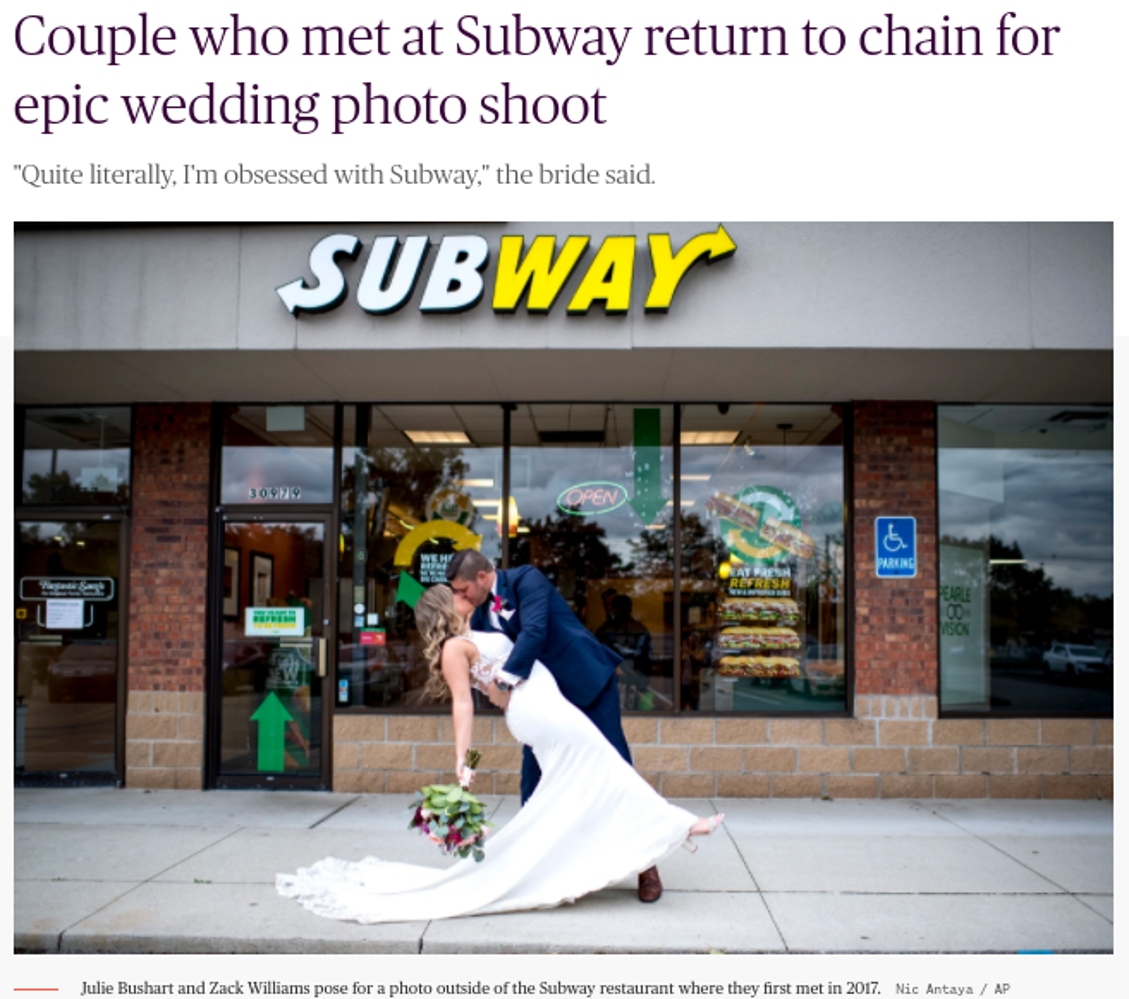 サブウェイ社の協力のもと記念撮影をしたジュリーさんとザックさん（画像は『TODAY　2021年10月26日付「Couple who met at Subway return to chain for epic wedding photo shoot」（Nic Antaya / AP）』のスクリーンショット） 