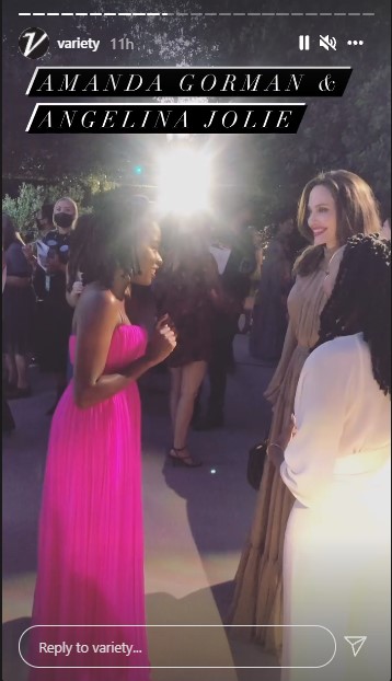 アマンダさんと談話するアンジェリーナとザハラさん（画像は『Variety　2021年9月30日付Instagram」』のスクリーンショット）