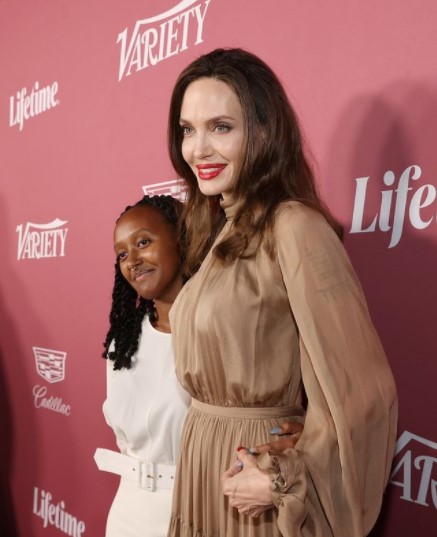 レッドカーペットに登場した長女ザハラさんとアンジェリーナ（画像は『Variety　2021年9月30日付Instagram「Angelina Jolie and daughter Zahara Jolie-Pitt」』のスクリーンショット）