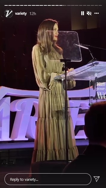授賞式でアマンダさんを称えたアンジェリーナ（画像は『Variety　2021年9月30日付Instagram」』のスクリーンショット）