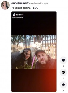 ホワイトタイガーを飼っているカップル（画像は『annelinemattkruger　2021年10月6日付TikTok』のスクリーンショット）