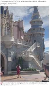 気がついたキャストがすぐに男性のもとへ（画像は『The Daily Star　2021年9月28日付「Man thrown out of Disney World after being caught sneaking into Cinderella Castle」（Image: TikTok/pincessshannon）』のスクリーンショット）