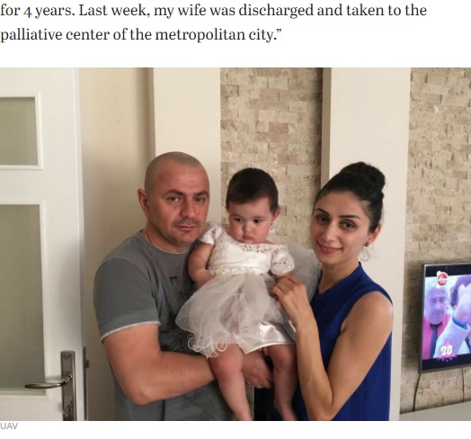 手術前の女性と家族（画像は『Yeni Şafak　2021年10月23日付「Estetik ameliyatı hayatını kararttı: İki çocuk annesi kadın yatağa bağımlı kaldı」（İHA）』のスクリーンショット）