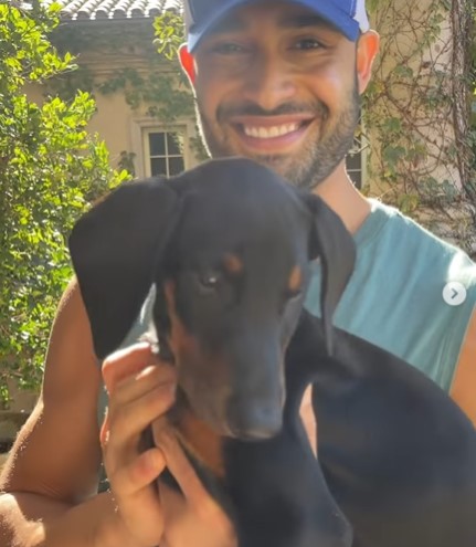 ブリトニーへ贈る子犬を紹介するサムさん（画像は『Sam Asghari　2021年10月8日付Instagram「Surprised my fiancé with our newest member to the Family」』のスクリーンショット）