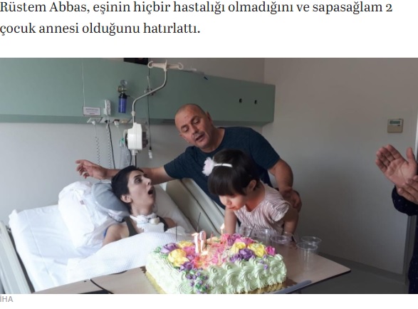 今後が不安だと語るルスタムさんや娘と一緒に（画像は『Yeni Şafak　2021年10月23日付「Estetik ameliyatı hayatını kararttı: İki çocuk annesi kadın yatağa bağımlı kaldı」（İHA）』のスクリーンショット）