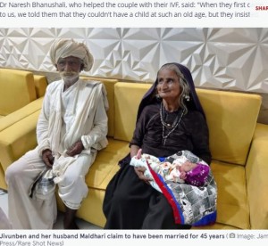 75歳の夫と赤ちゃんを抱くジャイヴァンベンさん（画像は『The Mirror　2021年10月18日付「Woman, 70, becomes ‘one of world’s oldest mums’ as she welcomes first baby」（Image: Jam Press Vid/Rare Shot News）』のスクリーンショット）