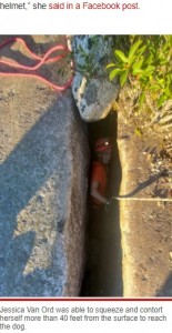 岩の割れ目に体を入れ救助を開始したジェシカさん（画像は『New York Post　2021年10月14日付「Dog rescued from crevice in upstate New York after five days without food, water」（NYS Parks）』のスクリーンショット）